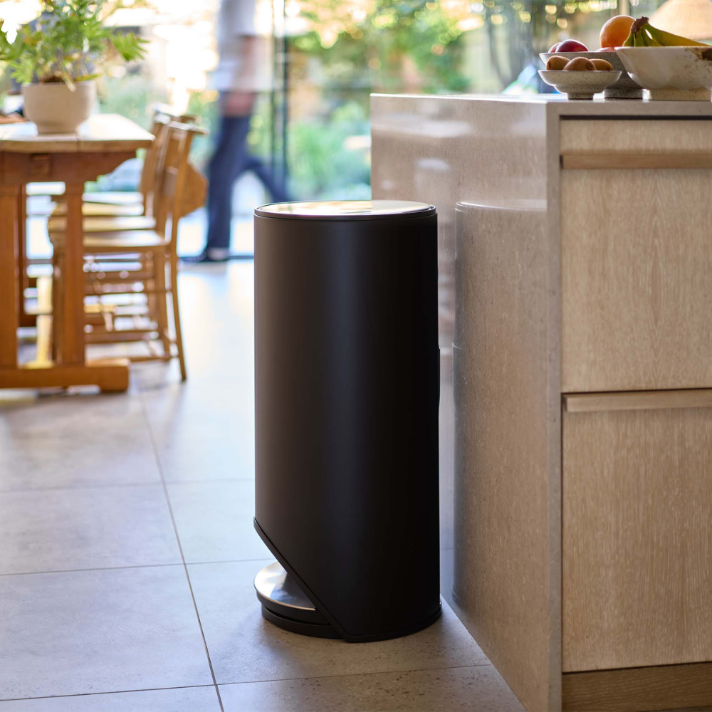 Thùng rác có bàn đạp Joseph Joseph 30149 30L màu đen carbon