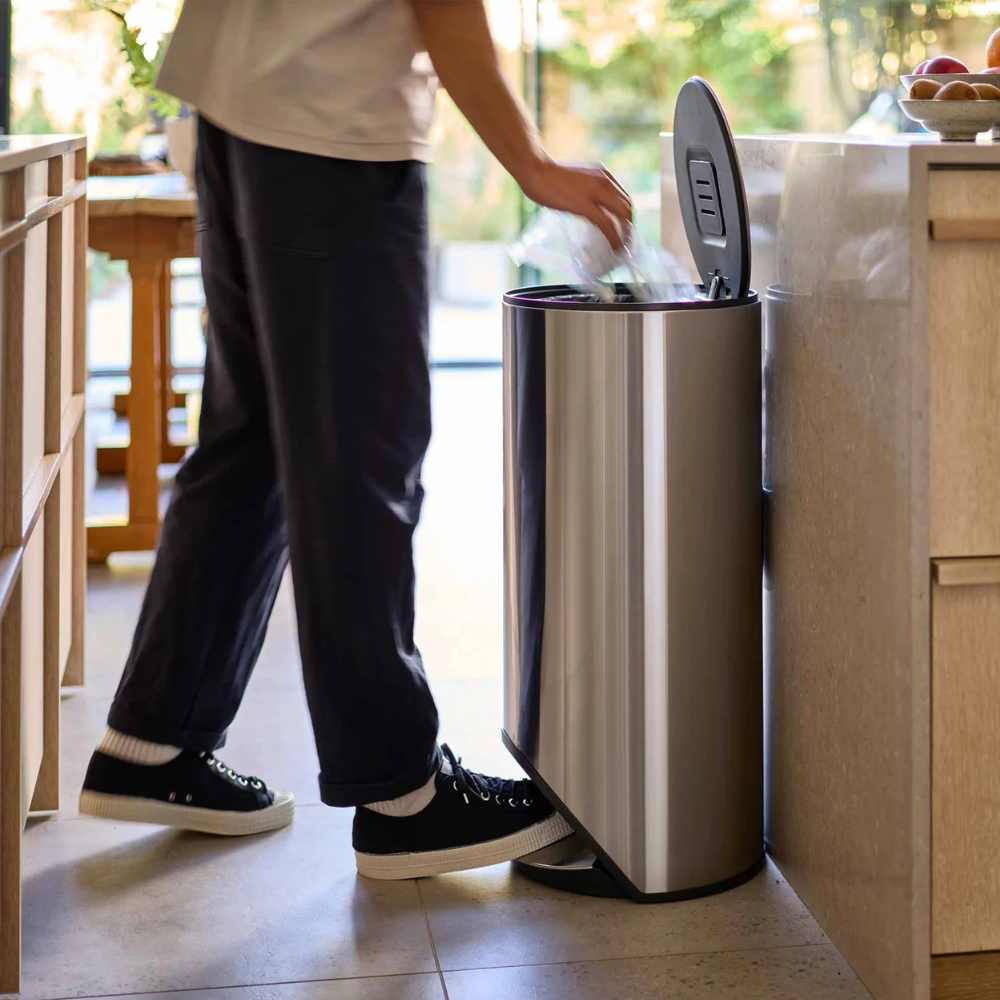 Thùng rác có bàn đạp Joseph Joseph 30150 30L màu inox