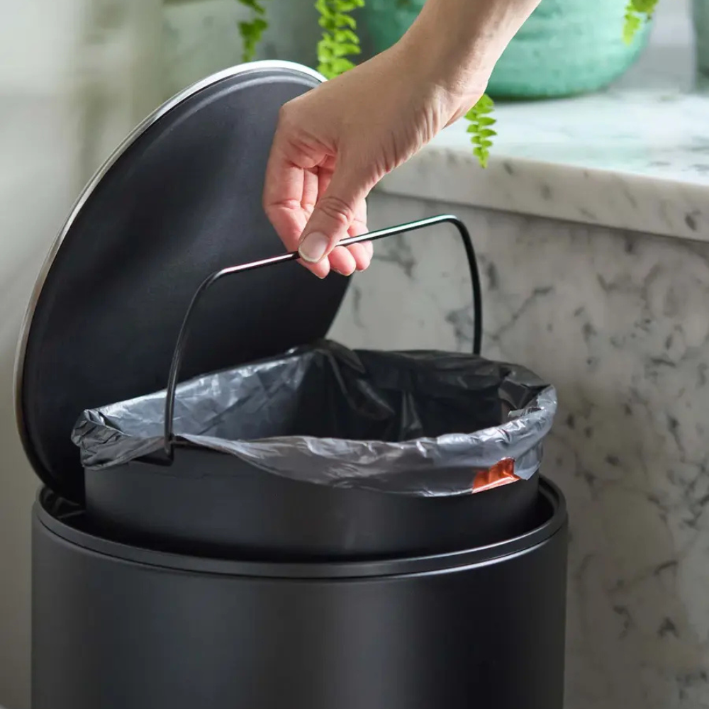 Thùng rác có bàn đạp Joseph Joseph 30151 10L màu đen carbon
