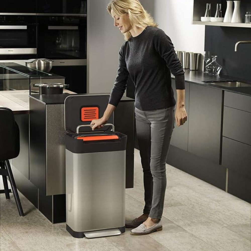 Thùng rác nén rác và khử mùi Joseph Joseph Titan 20L Steel 30037