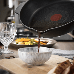 Chảo đúc cao cấp Tefal Robusto có miệng rót 22cm E2490344