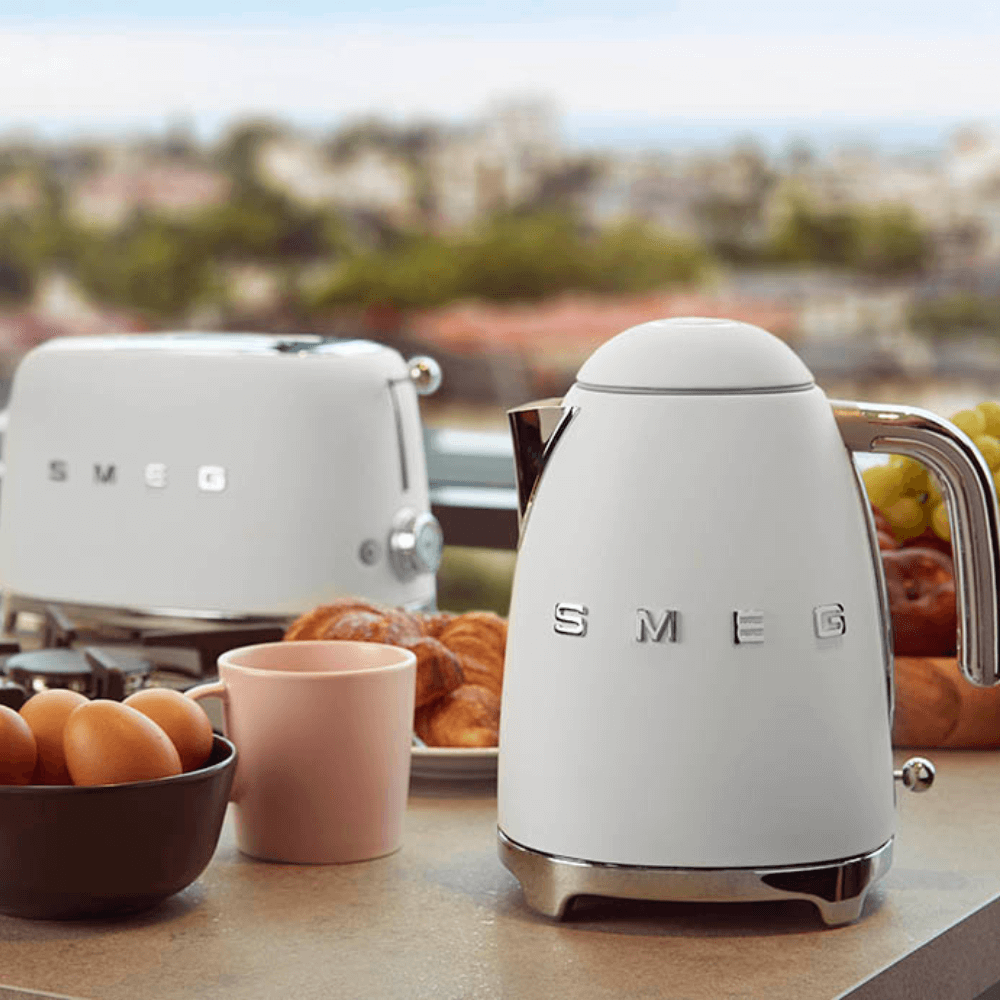 Ấm siêu tốc SMEG KLF03WHMEU màu trắng mờ